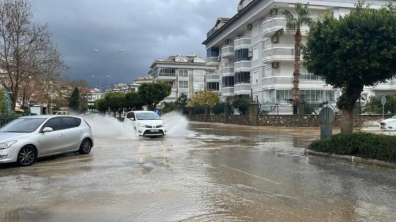 Alanya’da Sarı Kod Sonrası Yollar Göle Döndü! 5